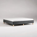 Lit double avec cadre rembourré en tissu polyester gris et pieds en bois 160 x 200 cm